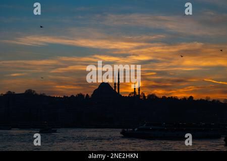 Hintergrund der Silhouette von Istanbul. Silhouette der Suleymaniye-Moschee bei Sonnenuntergang. Hintergrundbild aus Ramadan oder islamic. Stockfoto