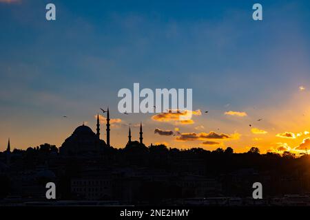 Istanbul-Silhouette bei Sonnenuntergang. Suleymaniye Moschee und wolkiger Himmel. Hintergrundbild aus Ramadan oder islamic. Stockfoto