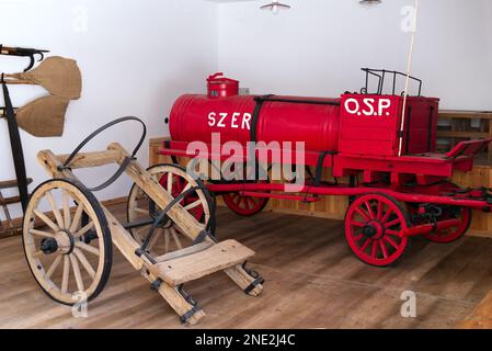 Ethnographisches Museum von Lublin, Polen. 08. Februar 2023 Historisches Interieur einer alten Feuerwehrstation mit Feuerwehrausrüstung Stockfoto