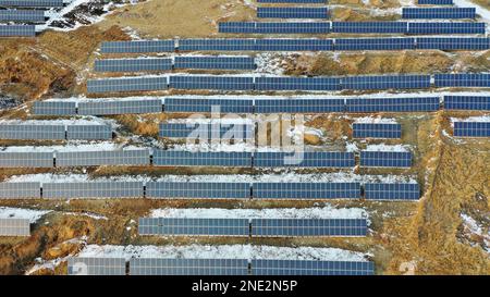 ZHANGJIAKOU, CHINA - 16. FEBRUAR 2023 - Luftfoto aufgenommen am 16. Februar 2023 zeigt das Fotovoltaik-Kraftwerk Dabuzi in Gujiaying-Stadt Zhangjiakou Cit Stockfoto