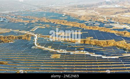 ZHANGJIAKOU, CHINA - 16. FEBRUAR 2023 - Luftfoto aufgenommen am 16. Februar 2023 zeigt das Fotovoltaik-Kraftwerk Dabuzi in Gujiaying-Stadt Zhangjiakou Cit Stockfoto