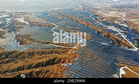 ZHANGJIAKOU, CHINA - 16. FEBRUAR 2023 - Luftfoto aufgenommen am 16. Februar 2023 zeigt das Fotovoltaik-Kraftwerk Dabuzi in Gujiaying-Stadt Zhangjiakou Cit Stockfoto
