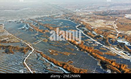 ZHANGJIAKOU, CHINA - 16. FEBRUAR 2023 - Luftfoto aufgenommen am 16. Februar 2023 zeigt das Fotovoltaik-Kraftwerk Dabuzi in Gujiaying-Stadt Zhangjiakou Cit Stockfoto