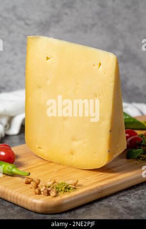 Alter Cheddar-Käse. Traditioneller traditioneller türkischer Kars Old Cheddar Käse auf einem hölzernen Servierbrett. Milchprodukte. Schließen Stockfoto