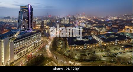 Leeds City Centre mit Blick auf Bridgewater Place, Geschäfte, Büros und Apartments. Modernes Stadtleben in Nordengland Stockfoto