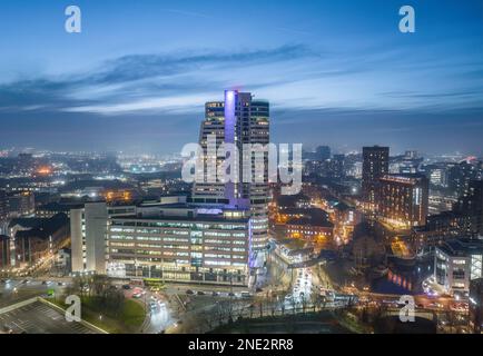 Leeds City Centre mit Blick auf Bridgewater Place, Geschäfte, Büros und Apartments. Modernes Stadtleben in Nordengland Stockfoto