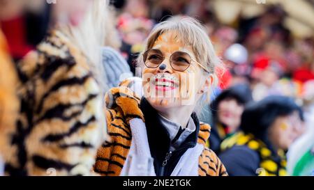 Köln, Deutschland. 16. Februar 2023. Karnevalisten feiern die Eröffnung des Straßenkarnevals auf dem Alten Markt an der Weiberfastnacht. Kredit: Rolf Vennenbernd/dpa/Alamy Live News Stockfoto