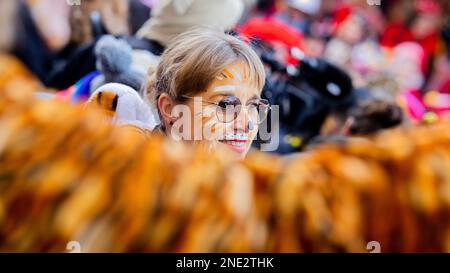 Köln, Deutschland. 16. Februar 2023. Karnevalisten feiern die Eröffnung des Straßenkarnevals auf dem Alten Markt an der Weiberfastnacht. Kredit: Rolf Vennenbernd/dpa/Alamy Live News Stockfoto