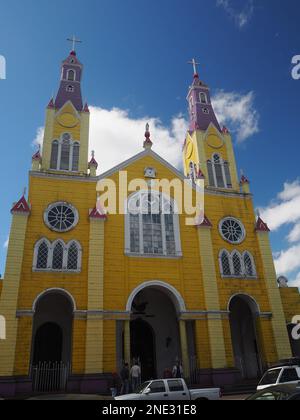 Iglesia San Francisco. Gelber und lila Holzkuchenhaus in Castro, Chiloe. 2000 zum UNESCO-Weltkulturerbe ernannt Stockfoto