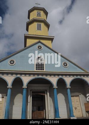 Chonchi-Kirche, blaue und gelbe Holzkruste in Chiloe Stockfoto