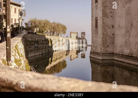 Sirmione, Italien 15. Februar 2023: Ein atemberaubender Blick auf das Schloss in Sirmione, Italien, umgeben vom wunderschönen blauen Wasser des Gardasees. Die Antike Stockfoto