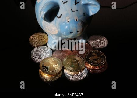 Die Piggy Bank der Zukunft - das Sparschwein der Zukunft - Bitcoin, Gold, Krypto Stockfoto