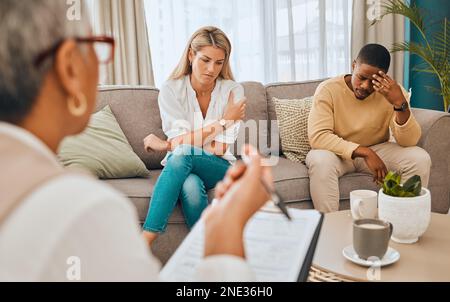 Paar auf dem Sofa, Psychologe mit Klemmbrett für psychische Gesundheit Beratung und Beratung im Büro. Stress, Angst und Depression, trauriger schwarzer Mann und traurige Frau Stockfoto