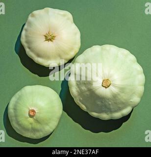 Drei patissons auf einem grünen Hintergrund lagen. Stockfoto