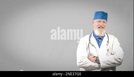 Porträt eines älteren positiven Arztes mit einem Stethoskop auf grauem Hintergrund mit Vignette. Stockfoto
