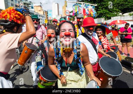 Salvador, Bahia, Brasilien - 11. Februar 2023: Zirkusdarsteller treten während der Fuzue-Parade in Salvador, Bahia, auf. Stockfoto