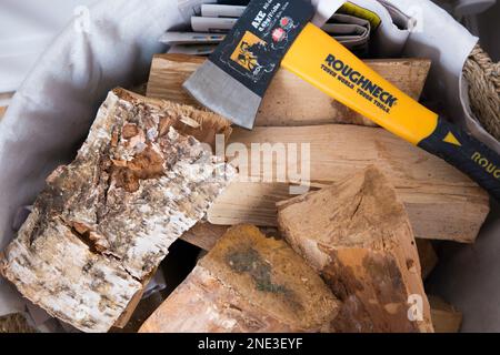 Ein Stapel Stämme mit Axt für den Holzbrenner oder ein offenes Feuer zu Hause Stockfoto