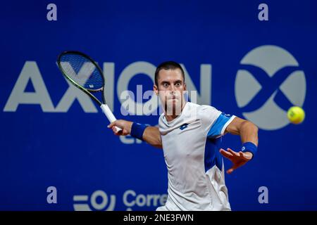 Buenos Aires, Argentinien. 15. Februar 2023. Laslo Djere von Serbien in Aktion während Runde 16 Singles des ATP 250 Argentina Open 2023 Spiels gegen Carlos Alcaraz von Spanien im Lawn Tennis Club Buenos Aires. Endergebnis: Carlos Alcaraz 2:1 Laslo Djere. (Foto: Manuel Cortina/SOPA Images/Sipa USA) Guthaben: SIPA USA/Alamy Live News Stockfoto