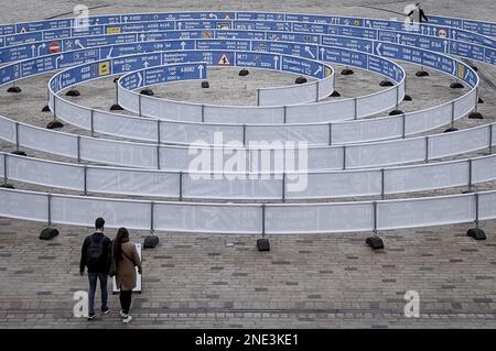 London, Großbritannien. 16. Februar 2023 „Here After Here After Here Here“-Installation im Freien von Jitish Kallat enthüllt im Somerset House. Die 30 Meter breite Installation, die sich von der Mitte des Innenhofs aus spiralförmig verläuft, besteht aus zwei sich überschneidenden Spiralen, die 336 Meter lang sind und die Beschilderung britischer Straßen widerspiegeln und unseren legendären neoklassizistischen Innenhof sowohl mit Orten auf dem Planeten als auch im fernen Universum verbinden. Kredit: Guy Corbishley/Alamy Live News Stockfoto