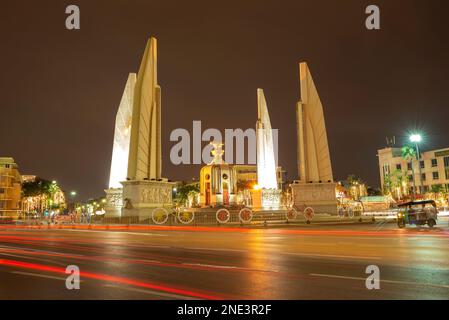 BANGKOK, THAILAND - 29. DEZEMBER 2018: Demokratiedenkmal bei Nacht. Bangkok, Thailand Stockfoto