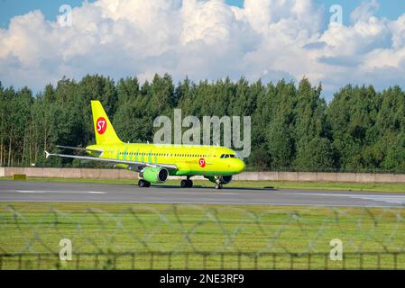 ST. PETERSBURG, RUSSLAND - 08. AUGUST 2020: Airbus A319-100 (VP-BHF) vom S7 - Siberia Airlines auf der Landebahn. Flughafen Pulkovo, St. Petersburg Stockfoto