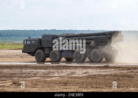 MOSKAU REGION, RUSSLAND - 25. AUGUST 2020: Smerch Multiple Launch Raketensystem Kampffahrzeug Nahaufnahme Stockfoto