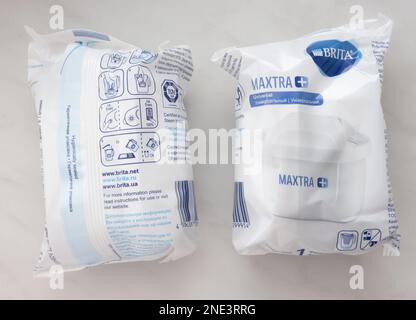 BRITA Universal Wasserfilterpatrone. Die BRITA GmbH ist ein deutsches Unternehmen, das Wasserfilter herstellt. Stockfoto