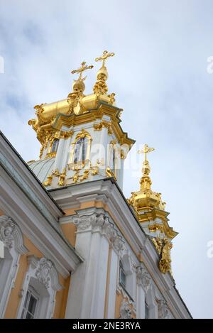 PETERHOF, RUSSLAND - 12. FEBRUAR 2022: Fragment der Peter-und-Paul-Kirche des Großen Palastes von Peterhof Stockfoto