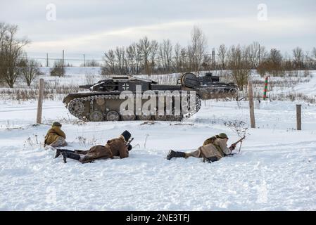 KRASNOE SELO, RUSSLAND - 05. FEBRUAR 2023: Ein Fragment des Wiederaufbaus der "Schlacht von Stalingrad". Military Historical Park „Steel Landing“ Stockfoto