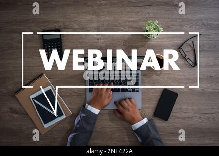 Webinar, Hands-on-Table Verwenden Sie E-Business-Verbindungen am Computer, Mann, der von zu Hause aus arbeitet, nimmt am WEBINAR zur Online-Kommunikation der Gruppe Teil Stockfoto