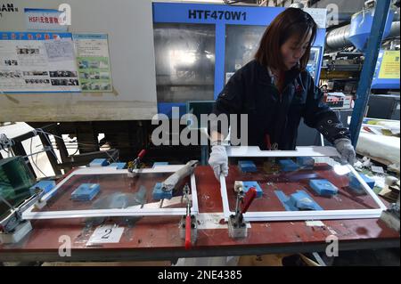 SUQIAN, CHINA - 16. FEBRUAR 2023 - Arbeiter fertigen Kühlschrankabtrennungen in einer Produktionswerkstatt eines Unternehmens in Suqian, Provinz Jiangsu, 16. Februar 20 Stockfoto