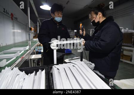 SUQIAN, CHINA - 16. FEBRUAR 2023 - Arbeiter fertigen Kühlschrankabtrennungen in einer Produktionswerkstatt eines Unternehmens in Suqian, Provinz Jiangsu, 16. Februar 20 Stockfoto