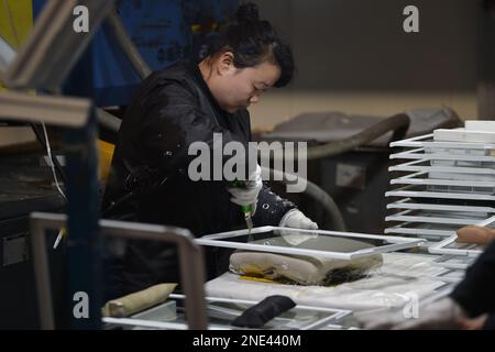 SUQIAN, CHINA - 16. FEBRUAR 2023 - Arbeiter fertigen Kühlschrankabtrennungen in einer Produktionswerkstatt eines Unternehmens in Suqian, Provinz Jiangsu, 16. Februar 20 Stockfoto