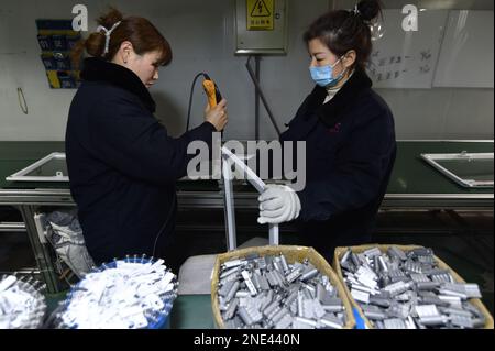 SUQIAN, CHINA - 16. FEBRUAR 2023 - Arbeiter fertigen Kühlschrankabtrennungen in einer Produktionswerkstatt eines Unternehmens in Suqian, Provinz Jiangsu, 16. Februar 20 Stockfoto