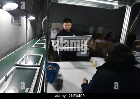 SUQIAN, CHINA - 16. FEBRUAR 2023 - Arbeiter fertigen Kühlschrankabtrennungen in einer Produktionswerkstatt eines Unternehmens in Suqian, Provinz Jiangsu, 16. Februar 20 Stockfoto