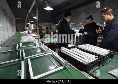 SUQIAN, CHINA - 16. FEBRUAR 2023 - Arbeiter fertigen Kühlschrankabtrennungen in einer Produktionswerkstatt eines Unternehmens in Suqian, Provinz Jiangsu, 16. Februar 20 Stockfoto