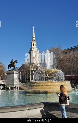 Die Kirche St. Martin-in-the-Fields, die Pferdestatue von König George IV und der Brunnen am Trafalgar Square, London, England, Großbritannien Stockfoto