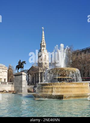 Die Kirche St. Martin-in-the-Fields, die Pferdestatue von König George IV und der Brunnen am Trafalgar Square, London, England, Großbritannien Stockfoto