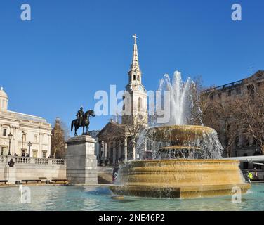 Die Kirche St. Martin-in-the-Fields, die Pferdestatue von König George IV und der Brunnen am Trafalgar Square, London, England, Großbritannien Stockfoto