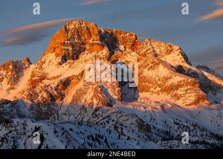 Alpenglow, Sonnenlicht im Morgengrauen, rötliche Farbe auf dem Berg Croda Rossa d'Ampezzo. Die Braies Dolomiten im Winter. Prato Piazza. Italienische Alpen. Europa. Stockfoto