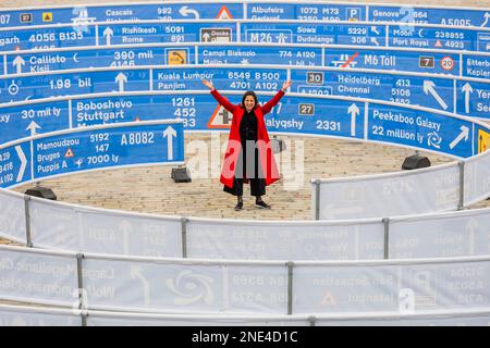 London, Großbritannien. 16. Februar 2023. Whorled (Here After Here After Here) ist eine markante Außeninstallation von Jitish Kallat im Somerset House. Das Werk besteht aus zwei sich überschneidenden Spiralen, 336 Meter lang, die die Beschilderung britischer Straßen widerspiegeln und unseren legendären neoklassizistischen Innenhof mit Orten auf dem ganzen Planeten und dem fernen Universum verbinden. Diese Schilder weisen auf die Entfernung vom Somerset House zu den Standorten zurück. Credit: Guy Bell/Alamy Live News Stockfoto