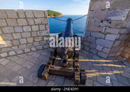 Alte Kanonen an der Mauer in der historischen Altstadt von Dubrovnik, Kroatien Stockfoto