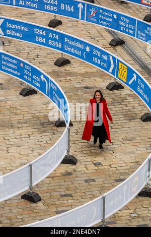 London, Großbritannien. 16. Februar 2023. Whorled (Here After Here After Here) ist eine markante Außeninstallation von Jitish Kallat im Somerset House. Das Werk besteht aus zwei sich überschneidenden Spiralen, 336 Meter lang, die die Beschilderung britischer Straßen widerspiegeln und unseren legendären neoklassizistischen Innenhof mit Orten auf dem ganzen Planeten und dem fernen Universum verbinden. Diese Schilder weisen auf die Entfernung vom Somerset House zu den Standorten zurück. Credit: Guy Bell/Alamy Live News Stockfoto