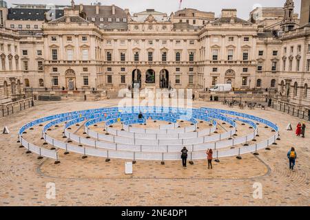 London, Großbritannien. 16. Februar 2023. Whorled (Here After Here After Here) ist eine markante Außeninstallation von Jitish Kallat im Somerset House. Das Werk besteht aus zwei sich überschneidenden Spiralen, 336 Meter lang, die die Beschilderung britischer Straßen widerspiegeln und unseren legendären neoklassizistischen Innenhof mit Orten auf dem ganzen Planeten und dem fernen Universum verbinden. Diese Schilder weisen auf die Entfernung vom Somerset House zu den Standorten zurück. Credit: Guy Bell/Alamy Live News Stockfoto