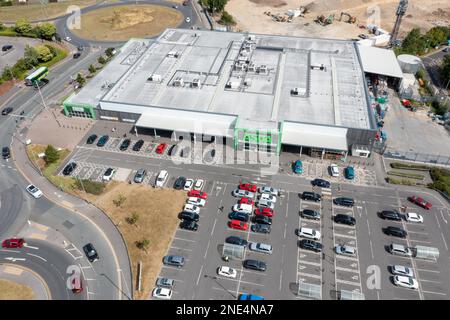 Leeds UK, 14. Juli 2022: Luftfoto des Asda Supermarkts, aufgenommen mit einer Drohne an einem sonnigen Sommertag mit Supermarkt und Parkplatz Stockfoto