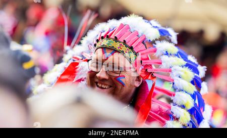 Köln, Deutschland. 16. Februar 2023. Karnevalisten feiern die Eröffnung des Straßenkarnevals auf dem Alten Markt an der Weiberfastnacht. Kredit: Rolf Vennenbernd/dpa/Alamy Live News Stockfoto