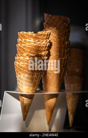 Ein Stapel Eiskegel, bereit zum Füllen Stockfoto