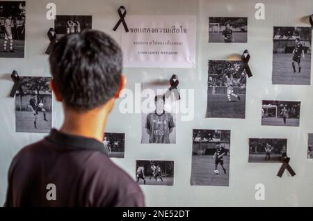 Chiang Mai, Thailand. 16. Februar 2023. Ein Schüler der Vachiralai Bee School sieht die Erinnerungsfotos seines 17-jährigen Mitschülers Duangpetch Promthep (Dom) nach seinem Tod. Duangpetch Promthep (Dom), 17 Jahre alt, ehemaliger Student an der Vachiralai Bee School in Chiang Mai, bevor er ein Fußballstipendium in Großbritannien gewann, wo er an der Brooke House College Football Academy in Leicester studierte. Er war Kapitän der Wildschweine-Fußballmannschaft 1 der 13 „Wildschweine“, die aus der Tham Luang Höhle gerettet wurden. Kredit: SOPA Images Limited/Alamy Live News Stockfoto