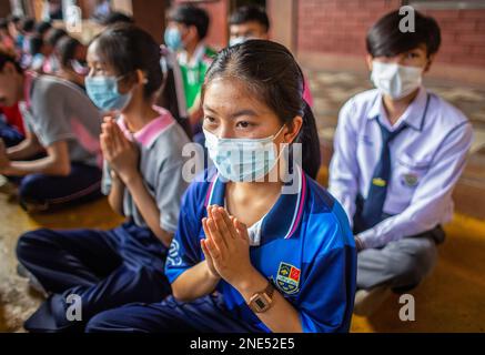 Chiang Mai, Thailand. 16. Februar 2023. Schüler der Vachiralai Bee School beten und erweisen nach dem Tod ihres ehemaligen Schülers Duangpetch Promthep (Dom), 17year Jahre alt. Duangpetch Promthep (Dom), 17 Jahre alt, ehemaliger Student an der Vachiralai Bee School in Chiang Mai, bevor er ein Fußballstipendium in Großbritannien gewann, wo er an der Brooke House College Football Academy in Leicester studierte. Er war Kapitän der Wildschweine-Fußballmannschaft 1 der 13 „Wildschweine“, die aus der Tham Luang Höhle gerettet wurden. Kredit: SOPA Images Limited/Alamy Live News Stockfoto