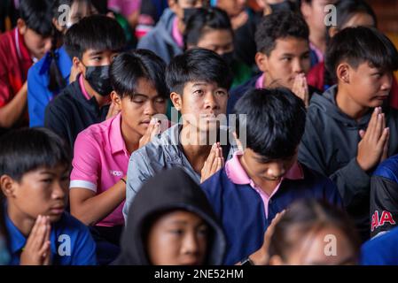 Chiang Mai, Thailand. 16. Februar 2023. Schüler der Vachiralai Bee School beten und erweisen nach dem Tod eines 17year-jährigen Mitschülers, Duangpetch Promthep (Dom), ihre Ehre. Duangpetch Promthep (Dom), 17 Jahre alt, ehemaliger Student an der Vachiralai Bee School in Chiang Mai, bevor er ein Fußballstipendium in Großbritannien gewann, wo er an der Brooke House College Football Academy in Leicester studierte. Er war Kapitän der Wildschweine-Fußballmannschaft 1 der 13 „Wildschweine“, die aus der Tham Luang Höhle gerettet wurden. Kredit: SOPA Images Limited/Alamy Live News Stockfoto